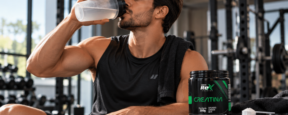 Atleta bebendo shake com creatina em destaque